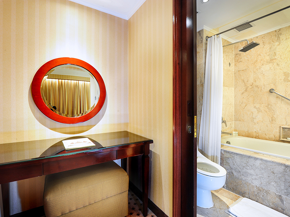 Junior Suite - Bathroom - Hotel Borobudur Jakarta